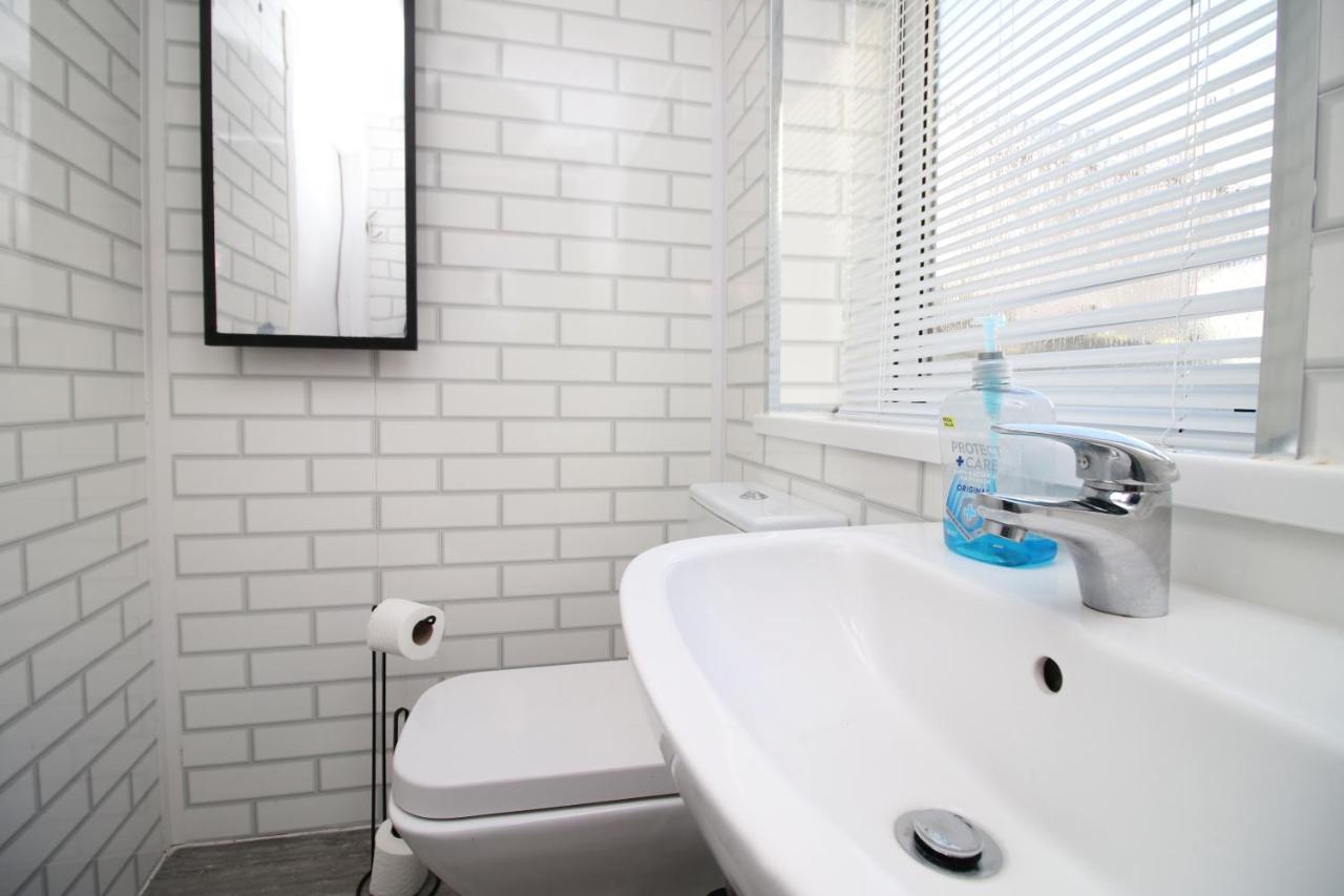 Lovely Studio Flat With Free Parking - Near To City Center Swansea Luaran gambar